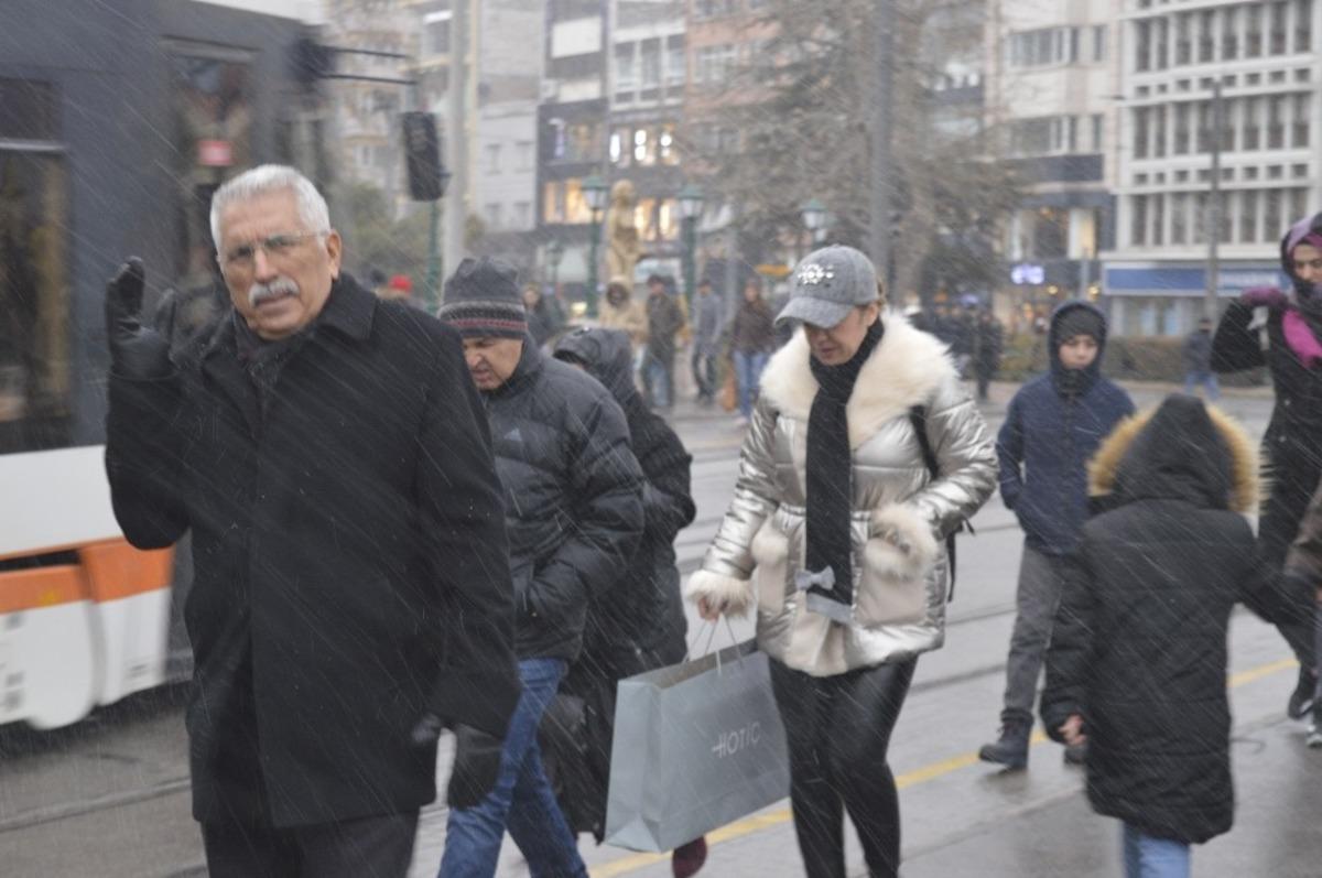Eskişehir&rsquo;de aynı g&uuml;n karlı ve g&uuml;neşi hava şaşırttı