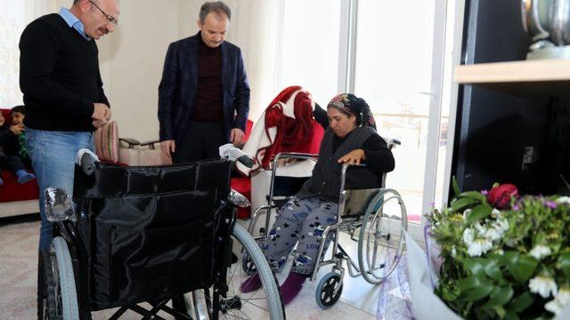 Başkan Kılınç’tan engelli vatandaşa tekerlekli sandalye