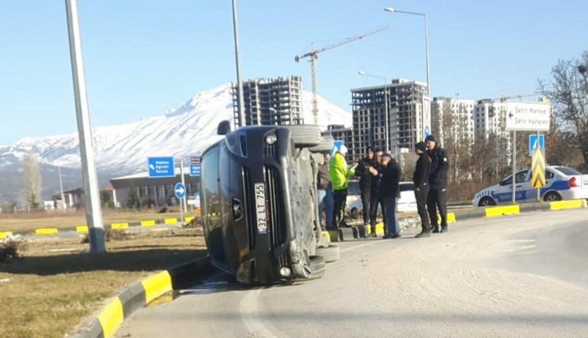 Isparta&rsquo;da virajı alamayan otomobil yan yattı: 2 yaralı