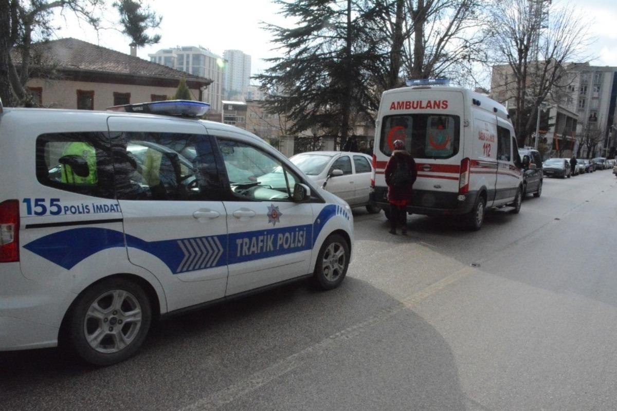 Kamyonet yayaya &ccedil;arptı; yaya yaralandı