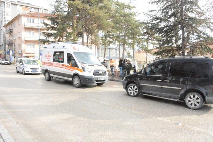 Kamyonet yayaya çarptı; yaya yaralandı G3