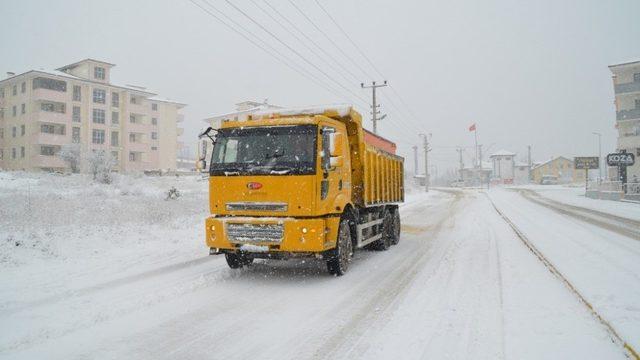 Safranbolu’da kar küreme ve tuzlama çalışması