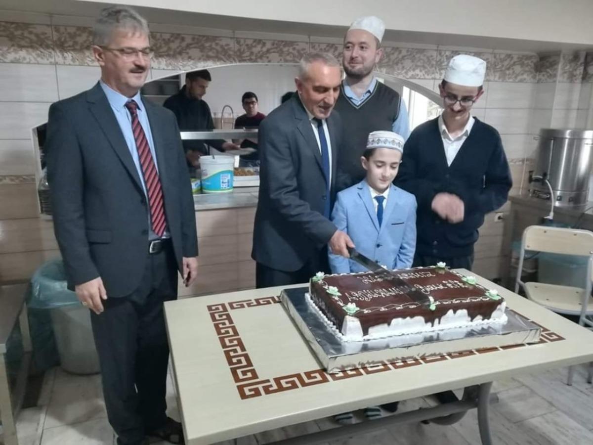 Hafızlığını tamamlayan &ouml;ğrencilere pasta kesildi