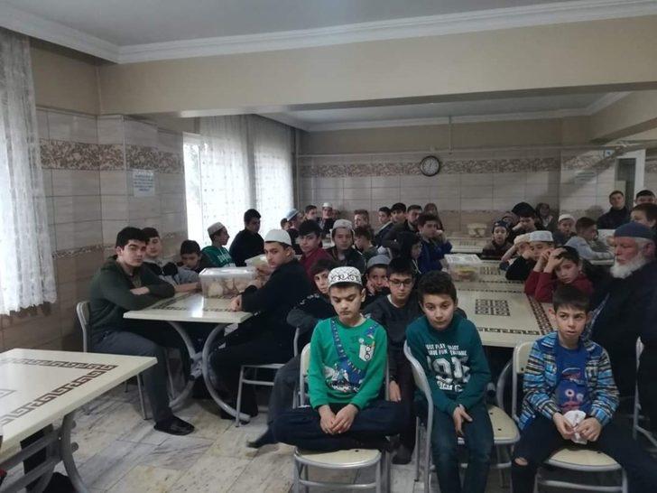 Hafızlığını tamamlayan öğrencilere pasta kesildi G2