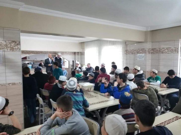 Hafızlığını tamamlayan öğrencilere pasta kesildi G3