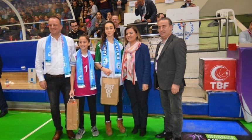 İzmit Belediyesporlu gen&ccedil; kızlar milli takım kampında