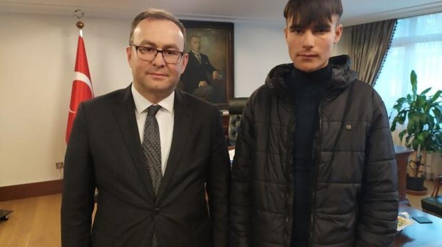 Taksim metrosunda uyuyan 18 yaşındaki Abdullah Sağlık'a Vali Yerlikaya sahip çıktı