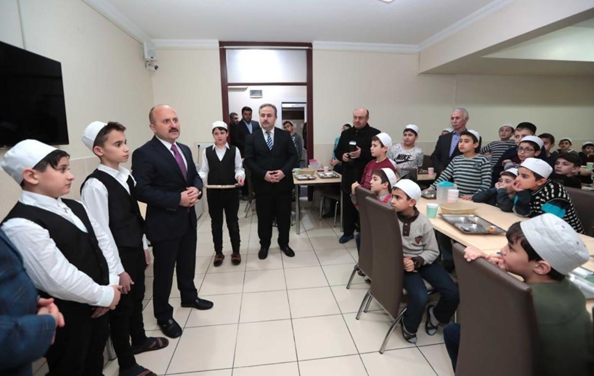 Amasya Valisi, hafızlık eğitimi alan &ouml;ğrencilerle bir araya geldi