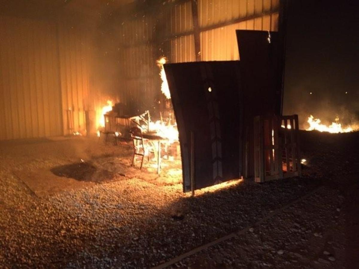 Mobilya deposundaki yangın b&uuml;y&uuml;meden s&ouml;nd&uuml;r&uuml;ld&uuml;