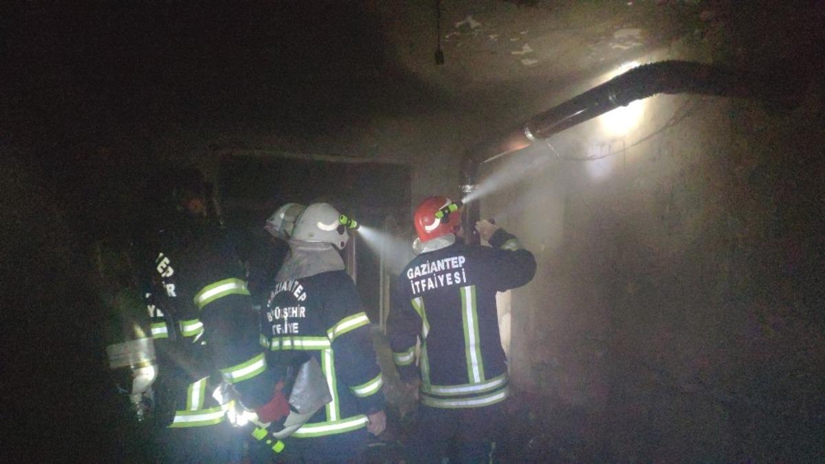Şarjda unutulan telefon evi k&uuml;l etti