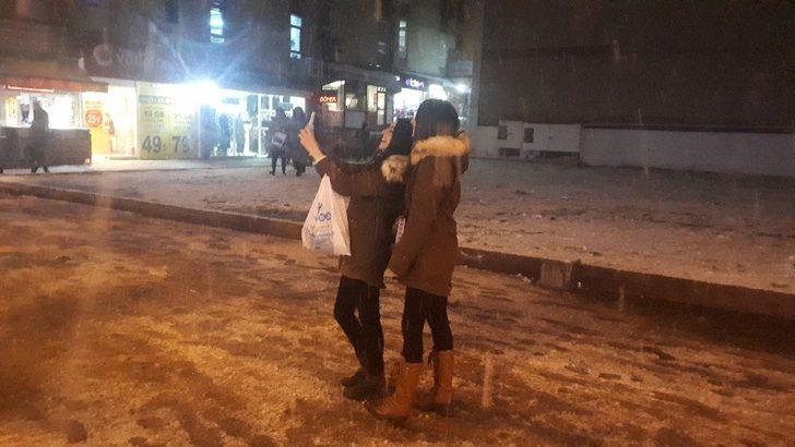 Kar yağışını gören telefona sarıldı G1