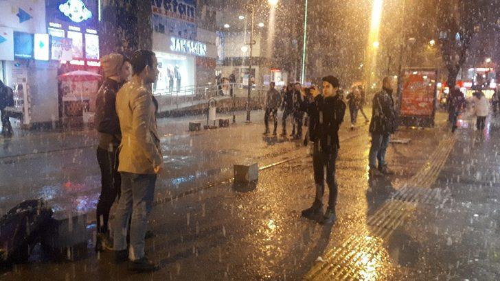 Kar yağışını gören telefona sarıldı G3