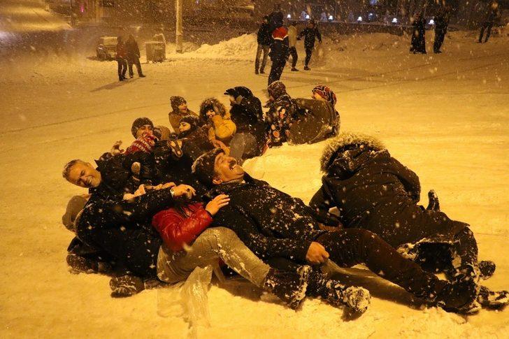 Poşetini tepsisini alan kaymaya koştu G1