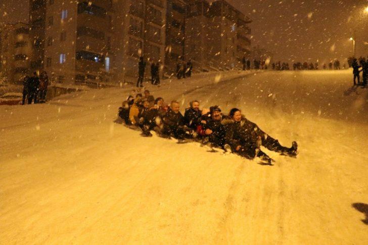 Poşetini tepsisini alan kaymaya koştu G2