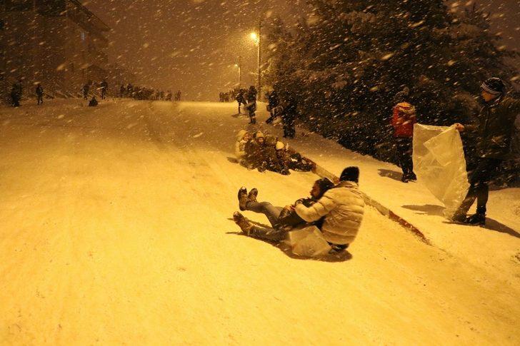 Poşetini tepsisini alan kaymaya koştu G3