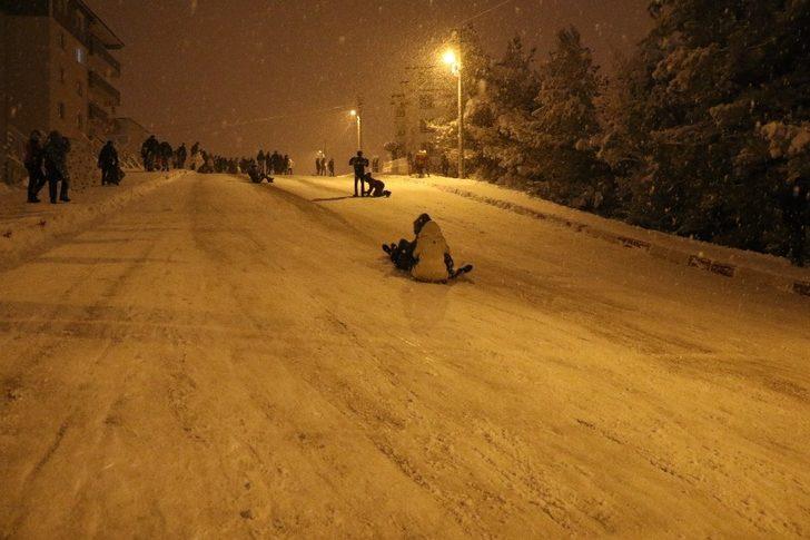 Poşetini tepsisini alan kaymaya koştu G4