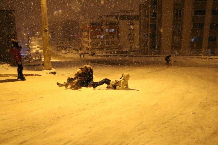 Poşetini tepsisini alan kaymaya koştu G5