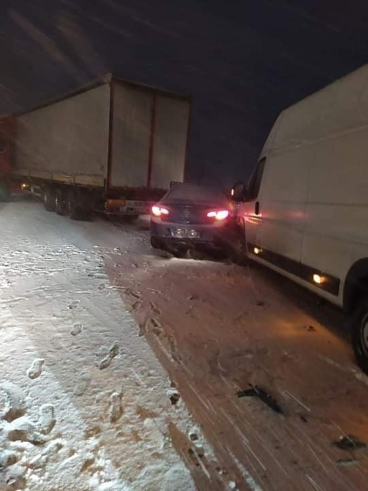 K&uuml;tahya&rsquo;da zincirleme trafik kazası: 4 yaralı