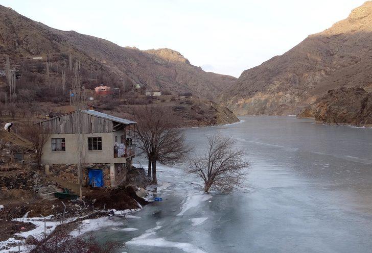 Erzurum'da Sibirya soğukları etkisini gösterdi! Dünyanın en hızlı akan nehri Çoruh dondu G1