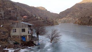 Erzurum'da Sibirya soğukları etkisini gösterdi! Dünyanın en hızlı akan nehri Çoruh dondu