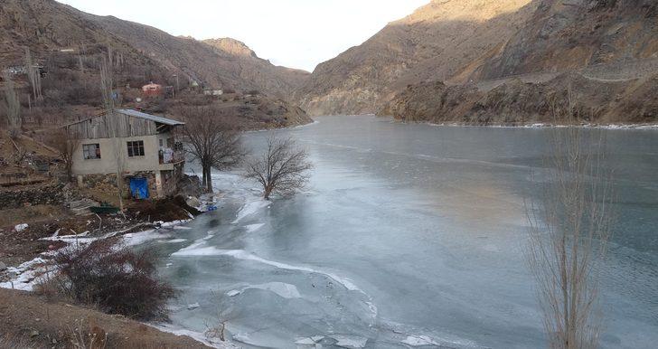 Erzurum'da Sibirya soğukları etkisini gösterdi! Dünyanın en hızlı akan nehri Çoruh dondu G2
