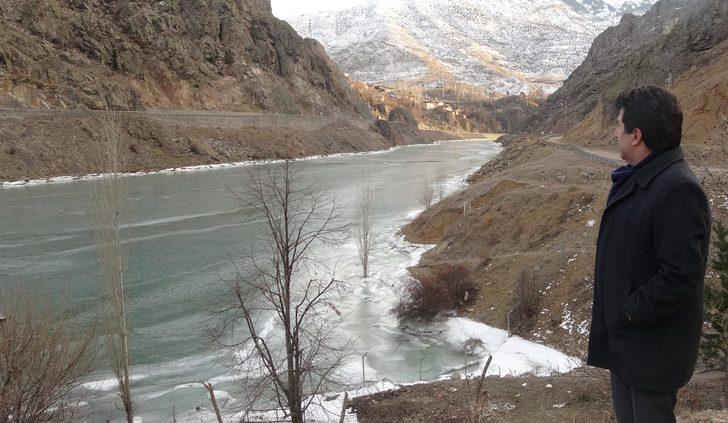 Erzurum'da Sibirya soğukları etkisini gösterdi! Dünyanın en hızlı akan nehri Çoruh dondu G4