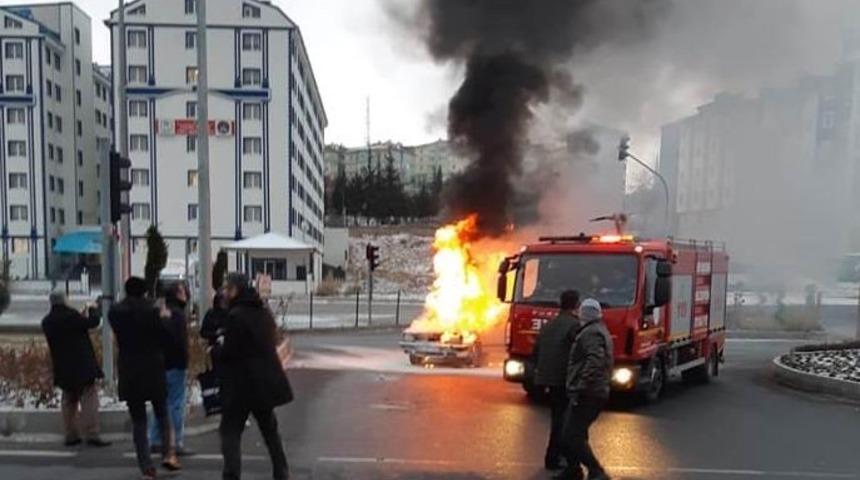 Hareket halindeki otomobil alev aldı