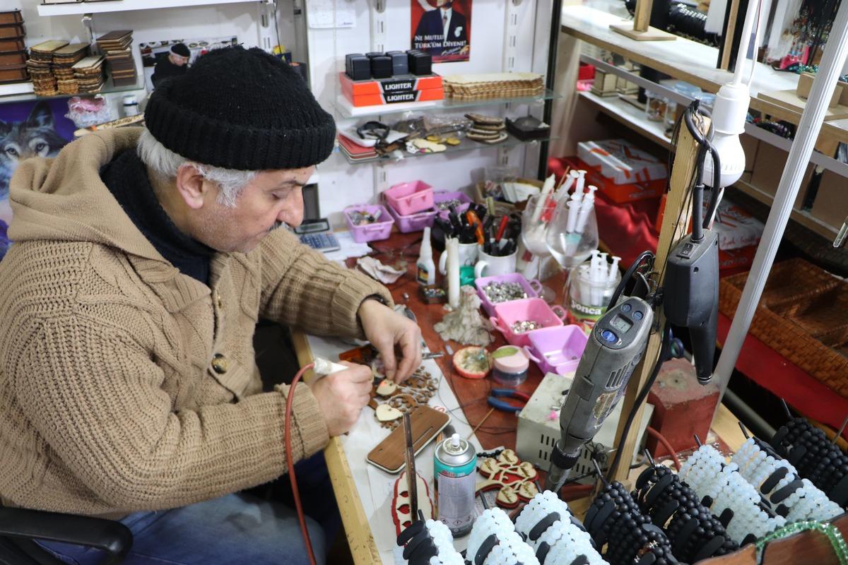 1 liraya aldığı şişeleri sanat eserine d&ouml;n&uuml;ş&uuml;p Avrupa'ya 50 euroya satıyor