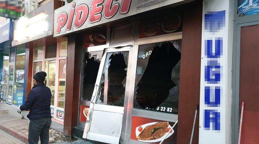 Yangında buzdolabı bomba gibi patladı