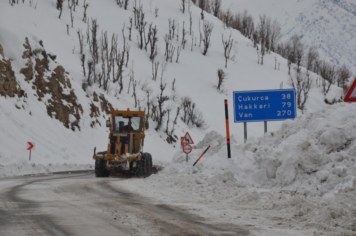 Ekiplerin karla m&uuml;cadelesi s&uuml;r&uuml;yor