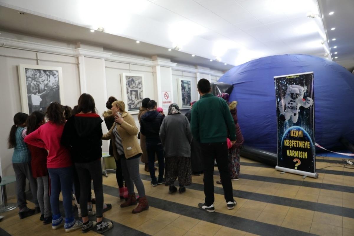 Akhisarlı &ouml;ğrenciler planetaryum ile g&ouml;k bilimlerini &ouml;ğrendi