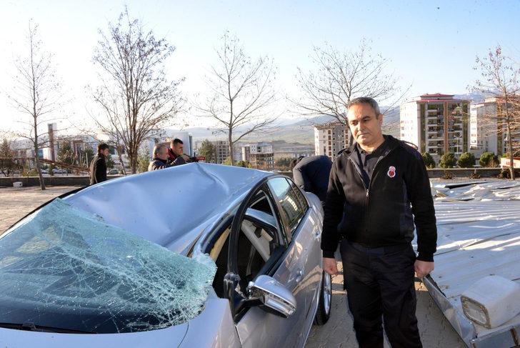 Kahramanmaraş'ı fırtına vurdu! Çatılar uçtu, hayvanlar telef oldu, araç kullanılamaz hale geldi G1