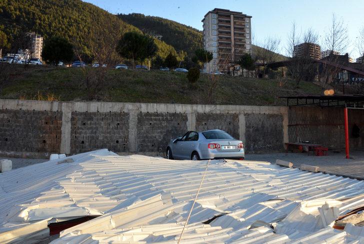 Kahramanmaraş'ı fırtına vurdu! Çatılar uçtu, hayvanlar telef oldu, araç kullanılamaz hale geldi G5