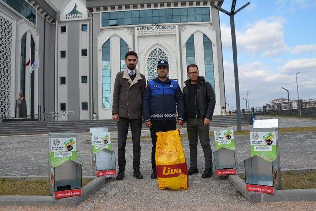 Kartepe’de sokak hayvanlarına mama desteği