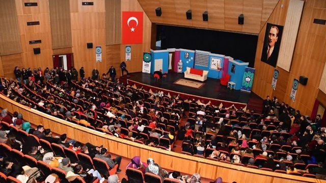 “Seni unutmak istemedim ki” adlı tiyatro oyunu sahnelendi