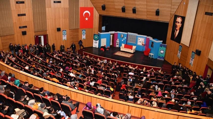 “Seni unutmak istemedim ki” adlı tiyatro oyunu sahnelendi