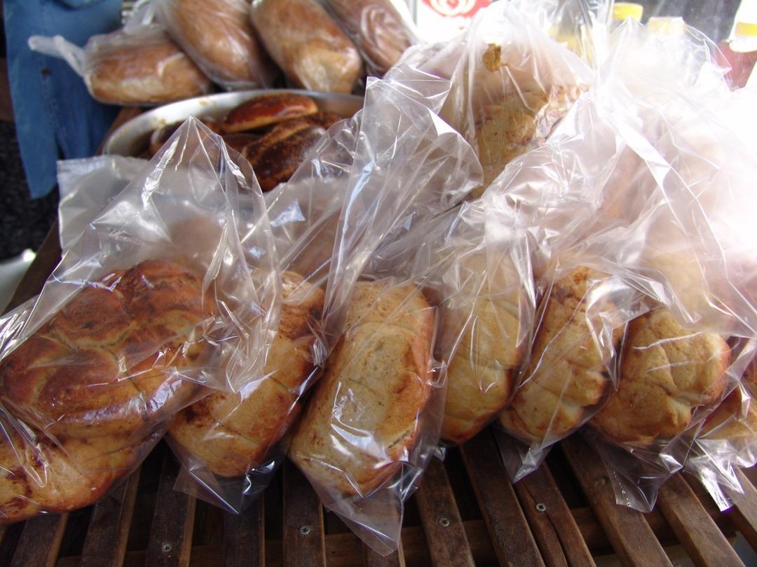 Evinin bah&ccedil;esindeki  fırında k&ouml;y ekmeği yapmaya başladı, şimdi taleplere yetişemiyor