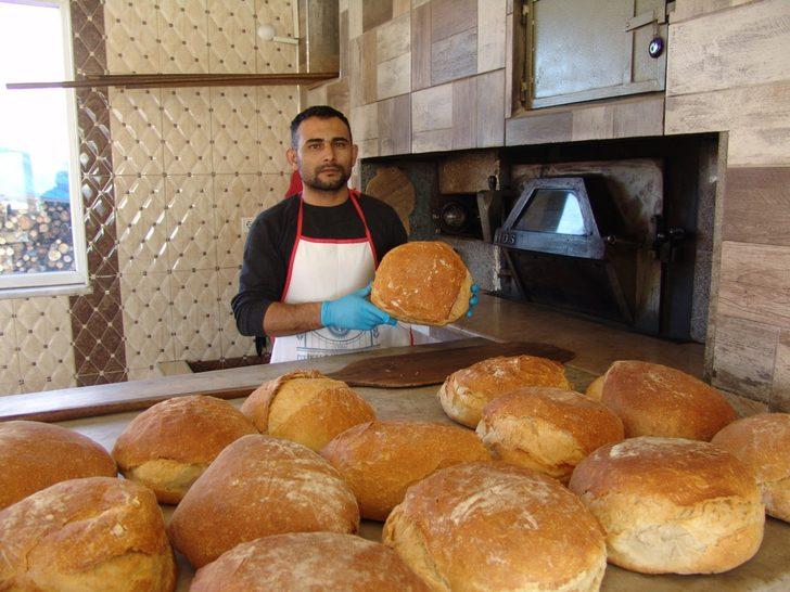 Evinin bahçesindeki  fırında köy ekmeği yapmaya başladı, şimdi taleplere yetişemiyor G2