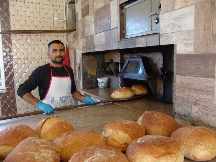 Evinin bahçesindeki  fırında köy ekmeği yapmaya başladı, şimdi taleplere yetişemiyor G5