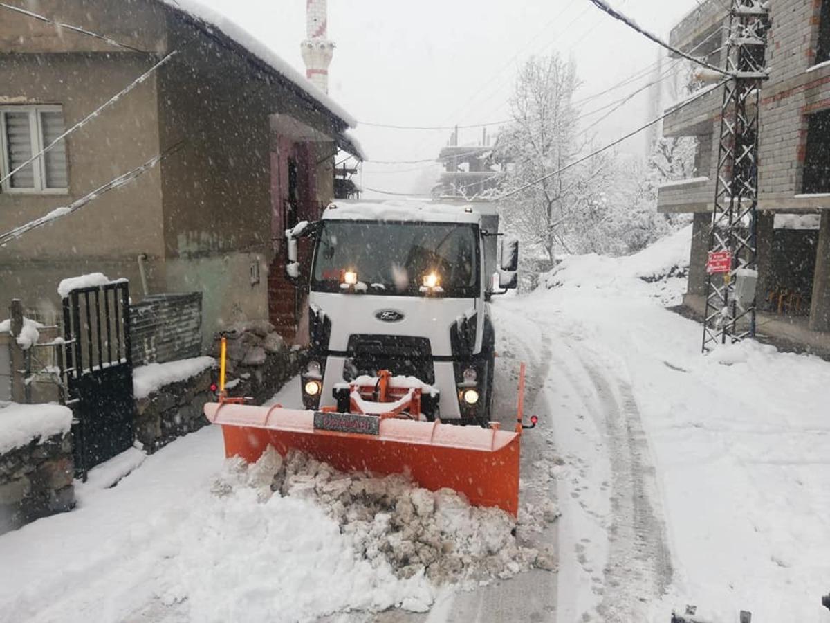 Uludere belediyesi karla m&uuml;cadele ediyor