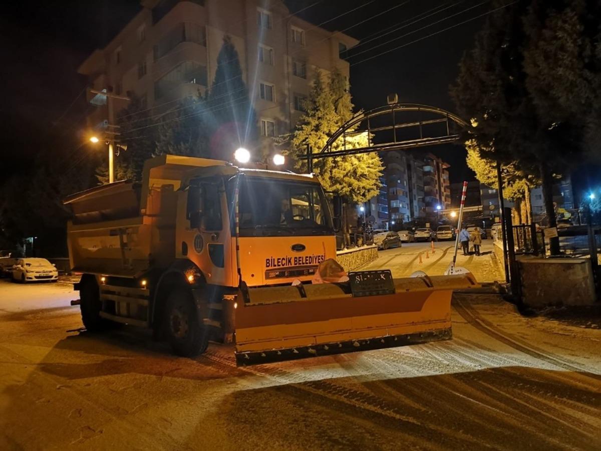 Bilecik&rsquo;te ekipler kar mağduriyeti yaşanmaması i&ccedil;in gece boyunca teyakkuzda kaldı