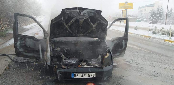 Siirt’te seyir halindeki araç kül oldu G1