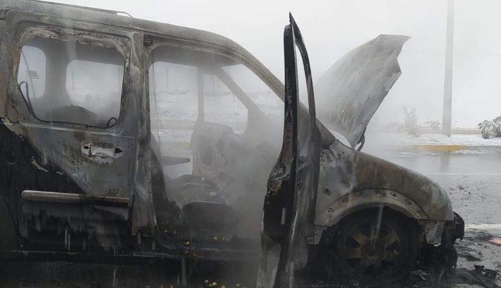 Siirt’te seyir halindeki araç kül oldu G2