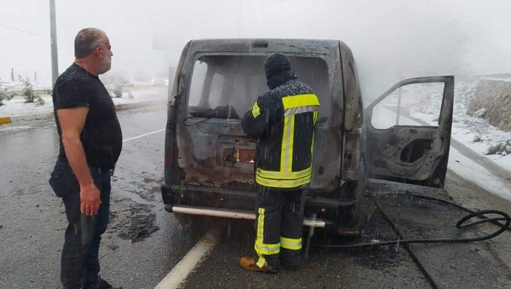 Siirt’te seyir halindeki araç kül oldu G3