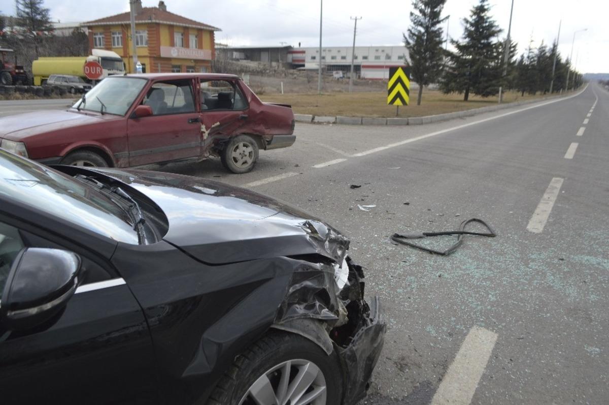 Tavşanlı&rsquo;da trafik kazası: 3 yaralı