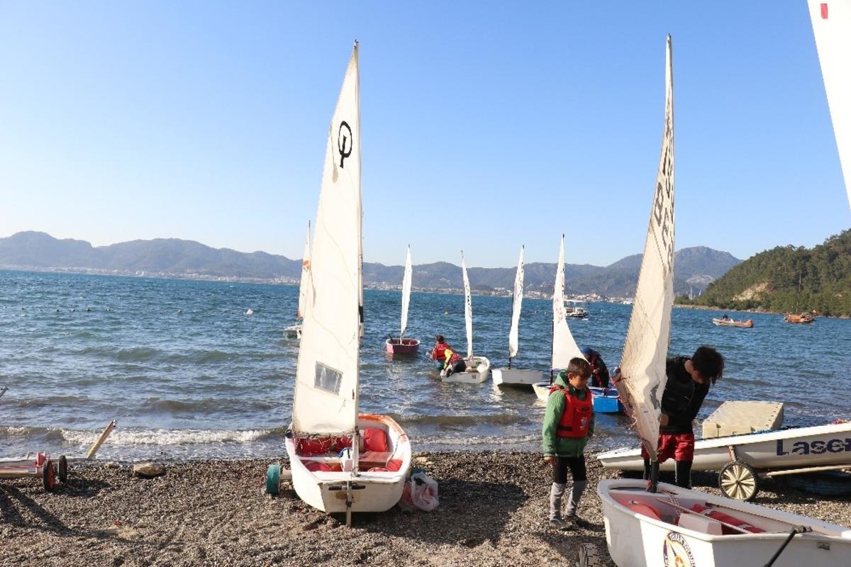 Minik yelkenciler s&ouml;mestr tatilini kampta ge&ccedil;iriyor yapıyor