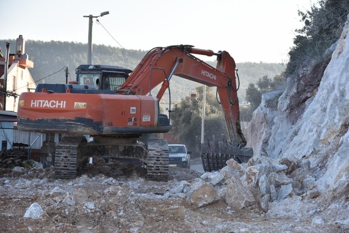 Başkan Tokat, devam eden yeni yol &ccedil;alışmalarını yerine inceledi