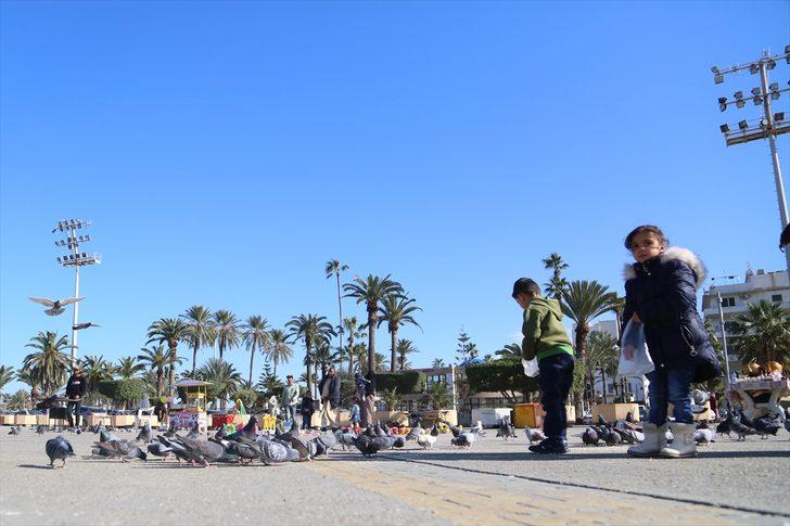 İZLENİM - Savaş yorgunu Trabluslular bomba sesleri arasında hayata devam ediyor G2