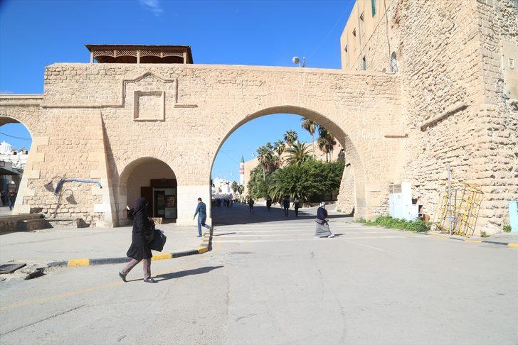 İZLENİM - Savaş yorgunu Trabluslular bomba sesleri arasında hayata devam ediyor G3