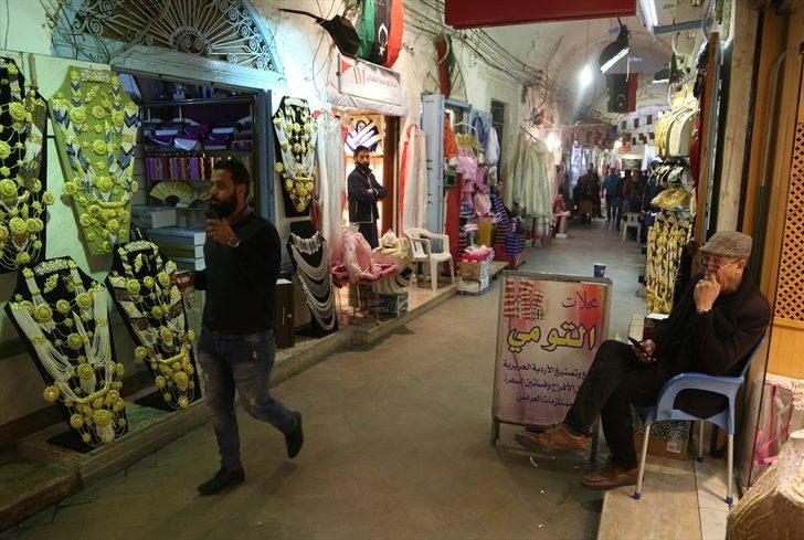 İZLENİM - Savaş yorgunu Trabluslular bomba sesleri arasında hayata devam ediyor G4